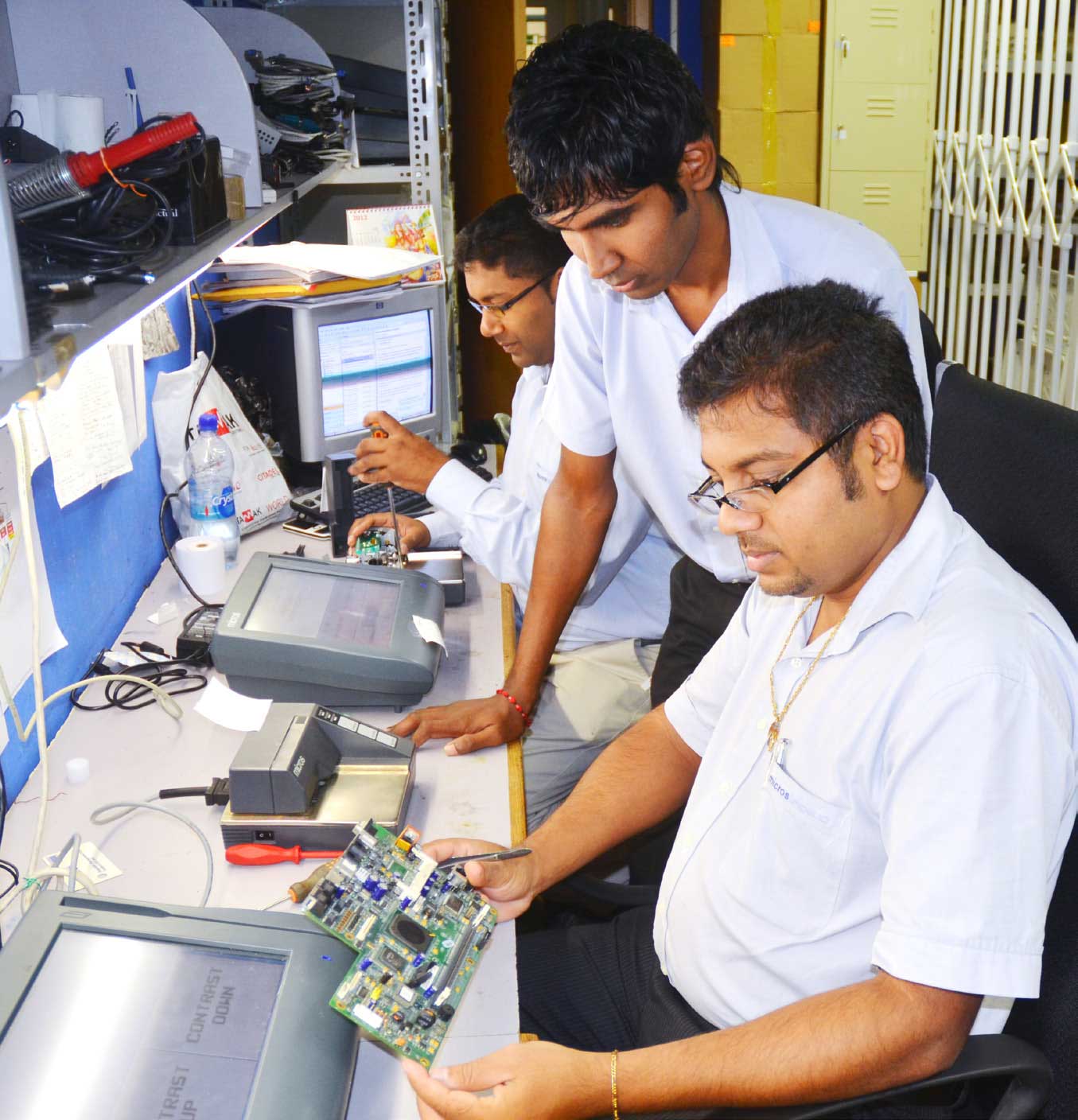 Les techniciens de l’atelier assurent une réparation méthodique des matériels informatiques.