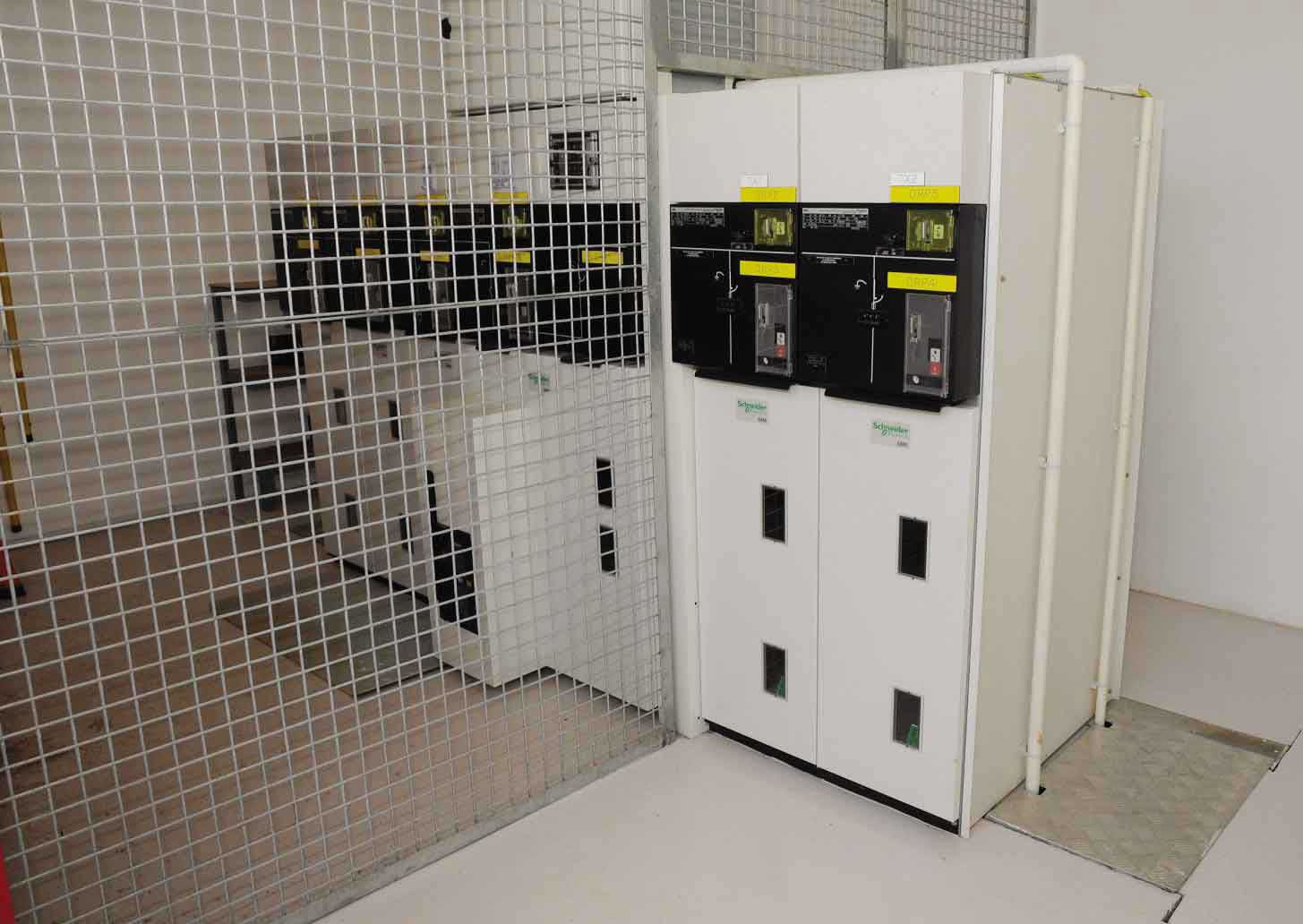 Des équipements de protection et de contrôle d’alimentation électrique spécialisés.