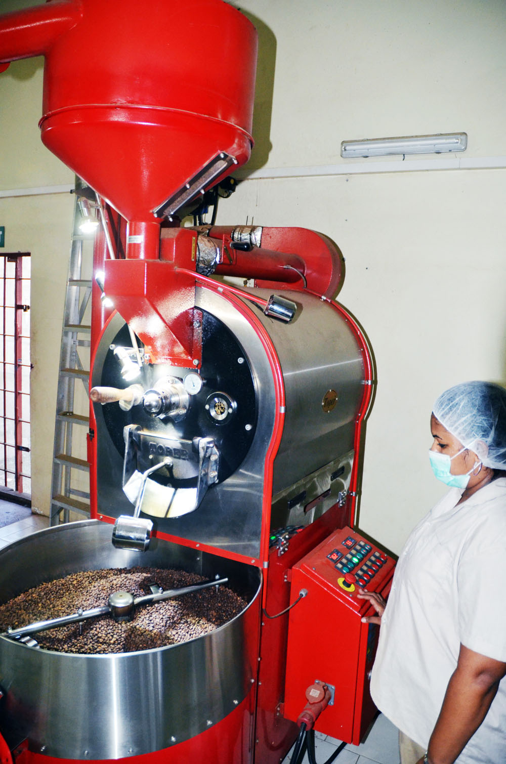 La torréfaction du café est effectuée en utilisant des équipements spécialisés.