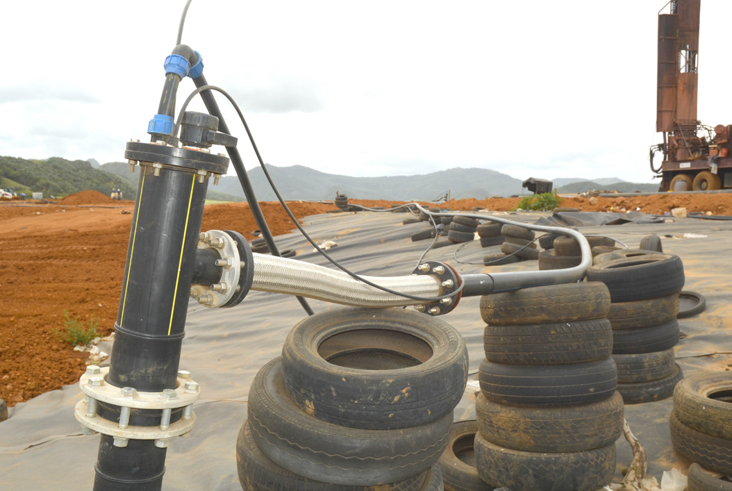 Aménagement d’un puits au sein du réseau de captage du biogaz, produit par la fermentation des déchets.