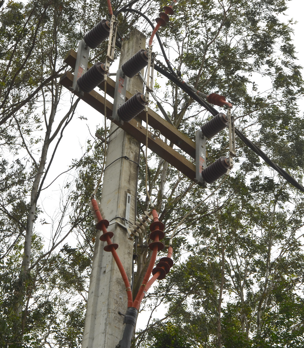 L’électricité produite transportée sur le réseau du CEB par une ligne de haute tension.