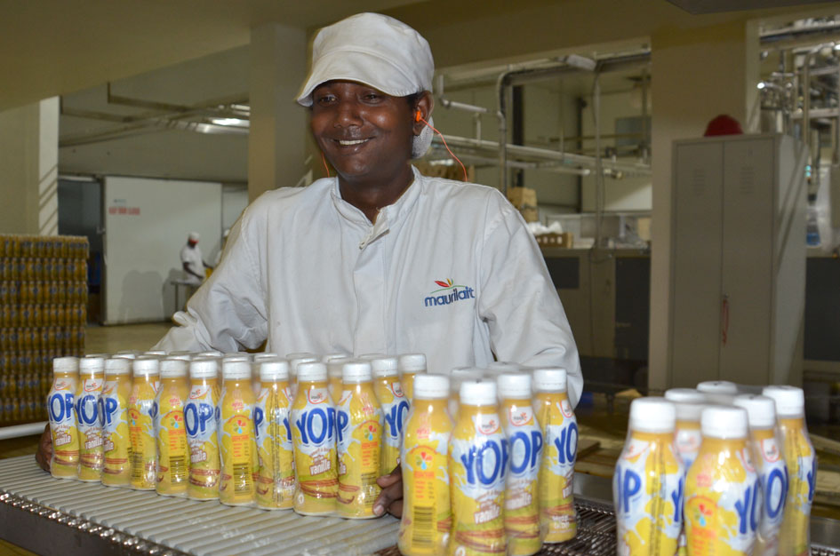 La ligne de conditionnement de Yop - Maurilait Production Ltée fabrique des marques internationales, « Made in Moris », dont les produits sont adaptés aux goûts des consommateurs mauriciens.