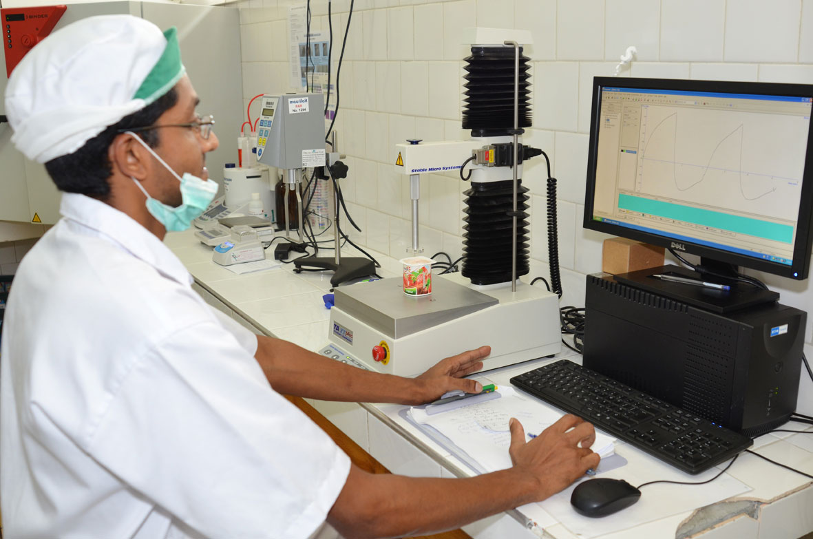 Le contrôle technique au Laboratoire - Certifiée ISO 9001, 14001, OSHSAS 18001 et HACCP, les étapes de la fabrication font l’objet de contrôles laboratoires stricts.