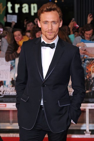 Tom Hiddleston :  Costume à deux boutons, avec contour satiné. Sobre et efficace.