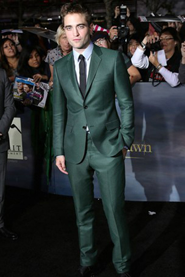 Robert Pattinson : Il ose la couleur avec un costume vert-gris. C’est sans doute grâce à l’aide de Frida Giannini, de Gucci..