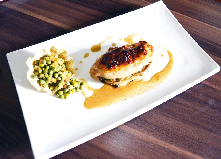 Cette escalope de poulet farcie aux champignons accompagnée de foie gras et d’épinards gratinés à la mozzarella est à carte.