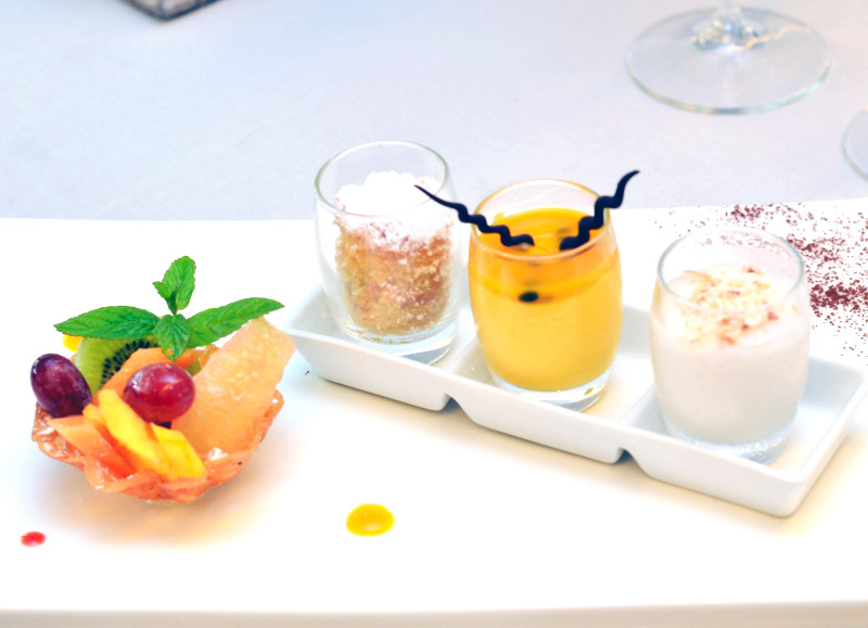 Ce dessert est intitulé « Trois étoiles maison ». La première verrine est une crème de mangue. La deuxième est une amandine aux fruits. Et la troisième est un sorbet à la noix de coco.
