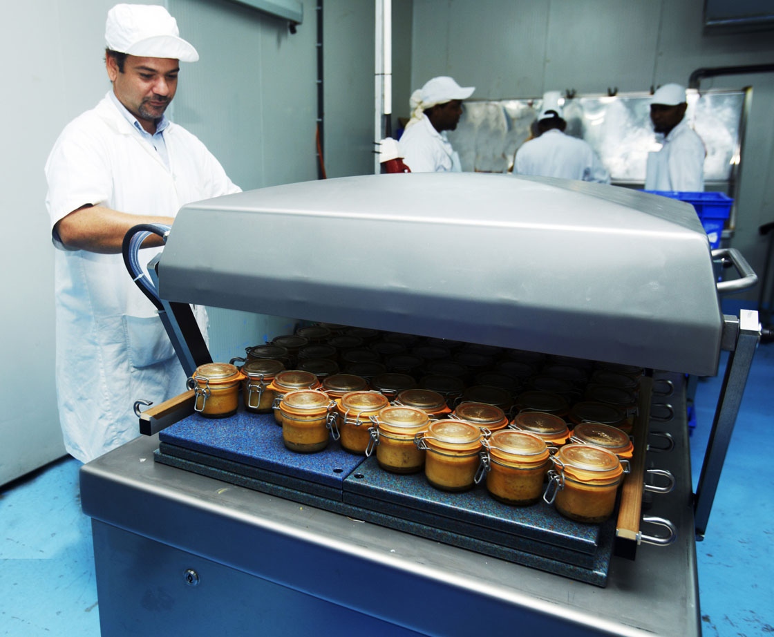 Passage des pots de foie gras par une machine « sous vide » avant l’étiquetage
