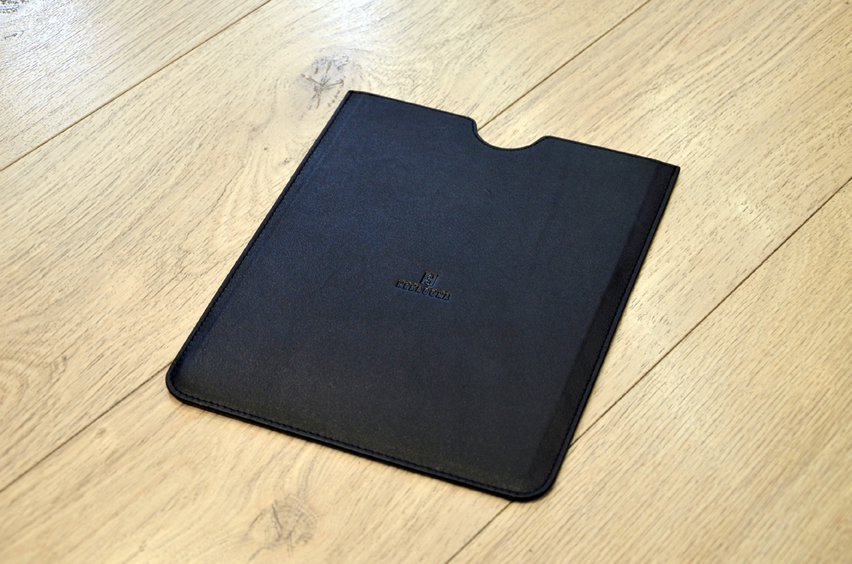 L’étui pour iPad en cuir de vachette Hexagona, à Rs 2 225.