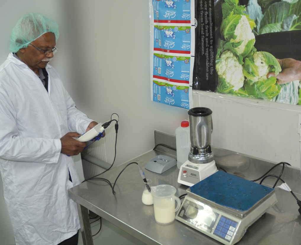 Le technicien de laboratoire a la charge d’analyser le pH du lait. Il faut savoir que le lait de vache frais a un pH de 6,6.