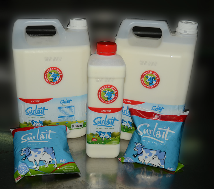 SKC Dairy Fresh commercialise le lait entier pasteurisé en gallon de 5 l, le lait entier pasteurisé et homogénéisé en bouteille d’un litre et en pochette de 500 ml.