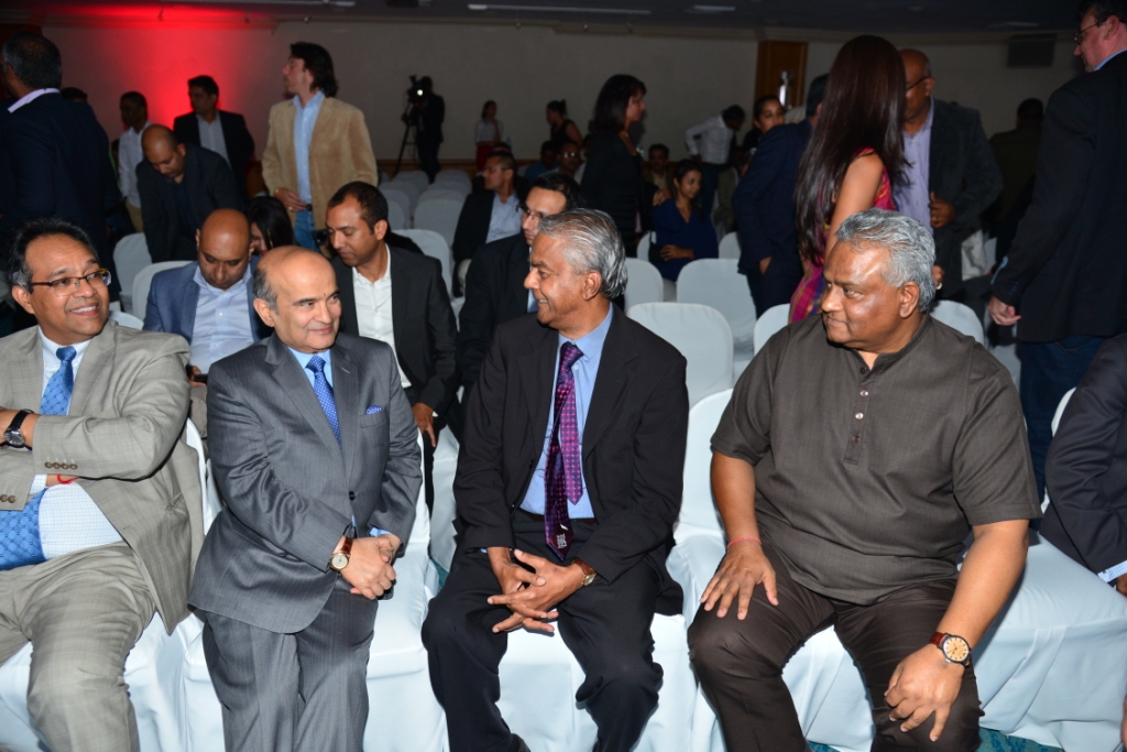 De gauche à droite - Shyam Roy, CEO de Emtel; Rames h Basant Roi, Gouverneur de la Bank Of Mauritius; Bashir Currimjee, Chairman et Managing Director de Emtel