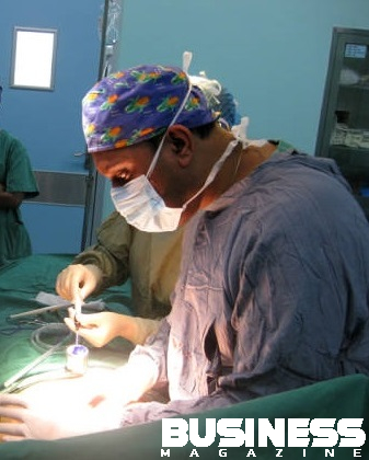 Dr Krishna Munnee en salle d'operation